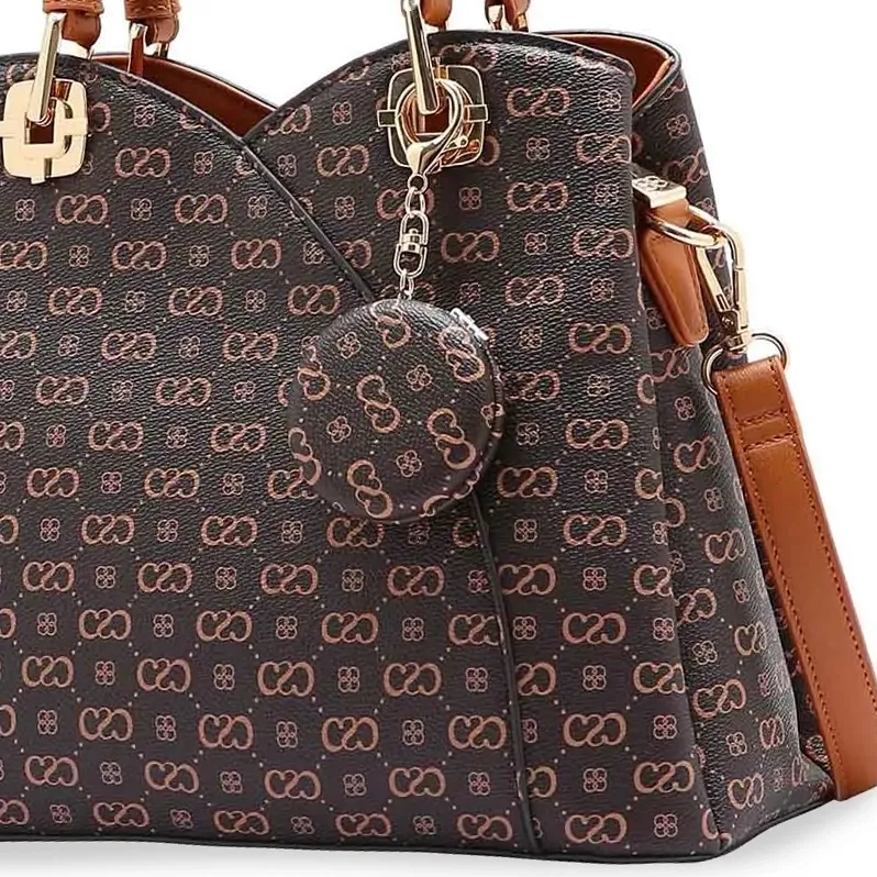 Close lateral da bolsa Chenson marrom mostrando textura, ferragens douradas e acabamento refinado